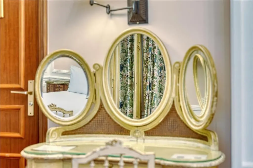French Luxury - Luxe A La Francaise - Arc Of Triumph Apartment Paris